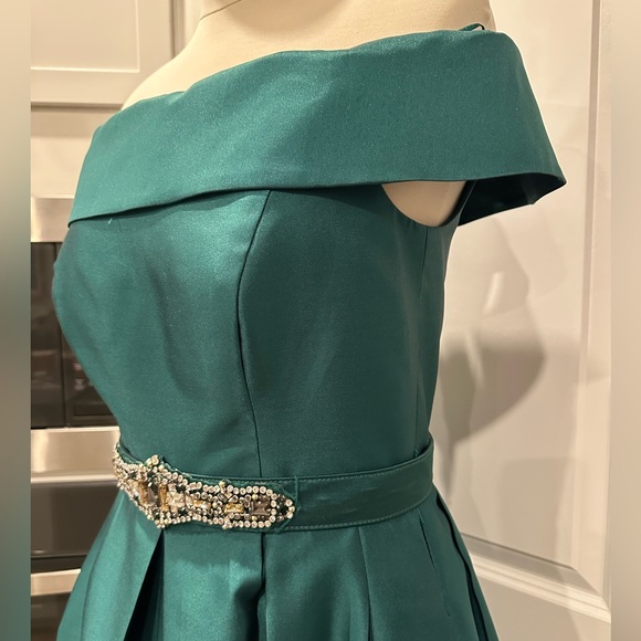 Eliza J Deep Green Off-the-Shoulder Evening/Holiday Gown, Size 10 - Picture 4 of 11